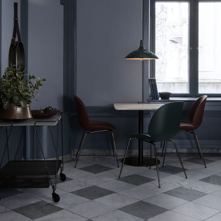 Chaise Beetle, Vert foncé, structure en chêne verni mat GUBI