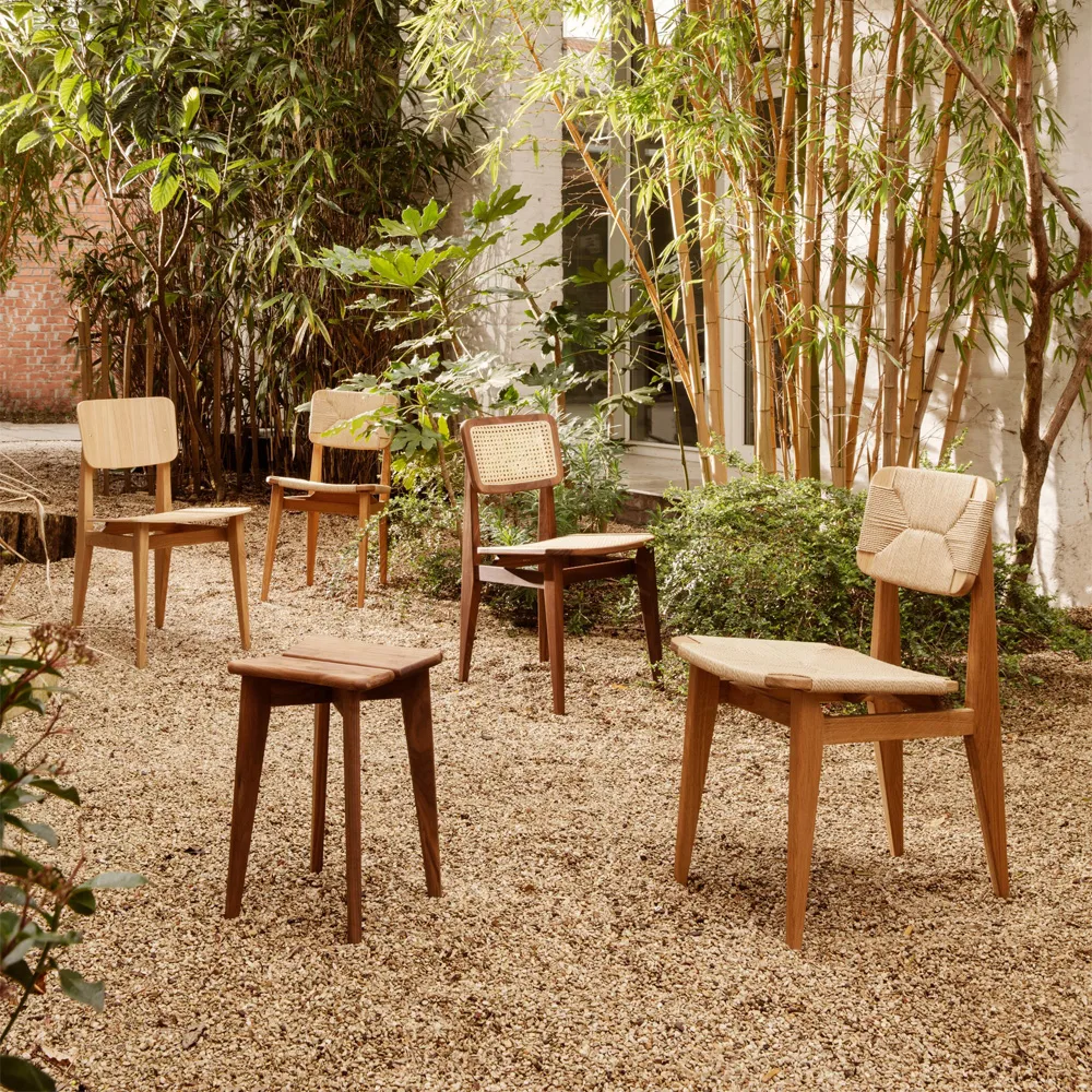 Chaise C-Chair, american walnut, assise et dossier en osier naturel GUBI