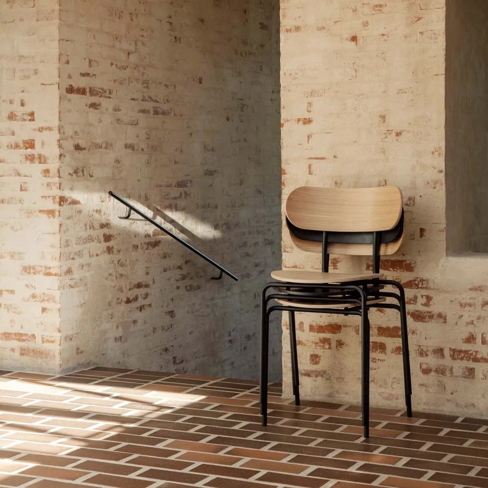 Chaise Coco, Frêne, teinte noire GUBI