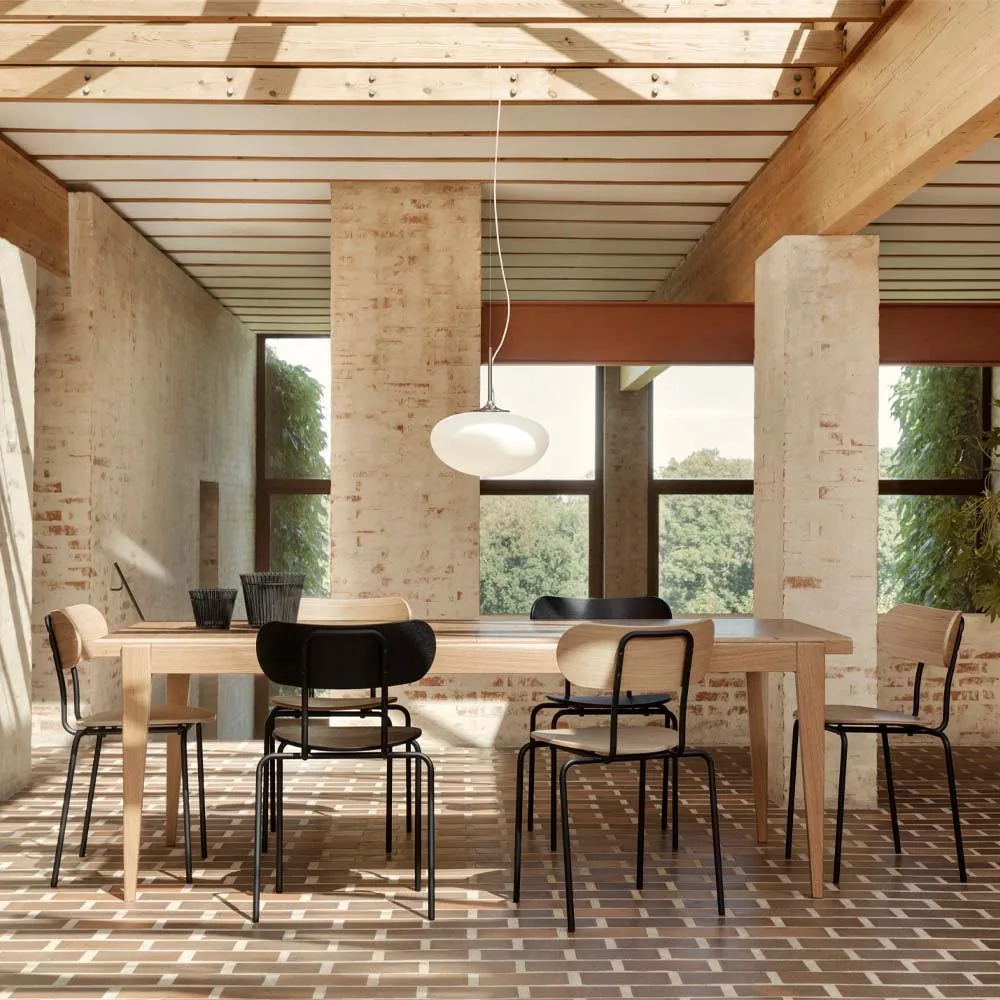 Chaise Coco, Frêne, teinte noire GUBI