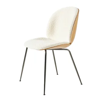 Chaise rembourrée sur le dossier et l'assise Beetle chêne - Chromé noir-Karakorum 001 - GUBI