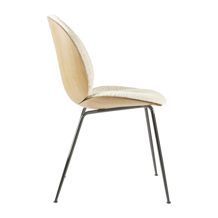 Chaise rembourrée sur le dossier et l'assise Beetle chêne, Chromé noir-Karakorum 001 GUBI