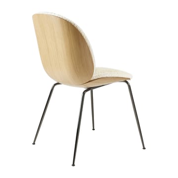 Chaise rembourrée sur le dossier et l'assise Beetle chêne - Chromé noir-Karakorum 001 - GUBI