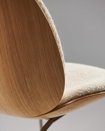 Chaise rembourrée sur le dossier et l'assise Beetle chêne - Chromé noir-Karakorum 001 - GUBI