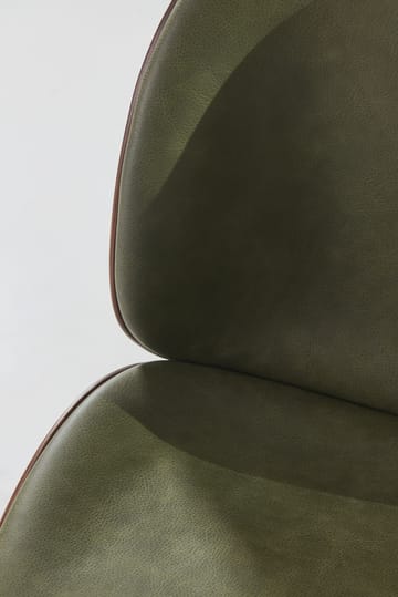 Chaise rembourrée sur le dossier et l'assise Beetle noyer - Laiton antique-Leather Army - GUBI