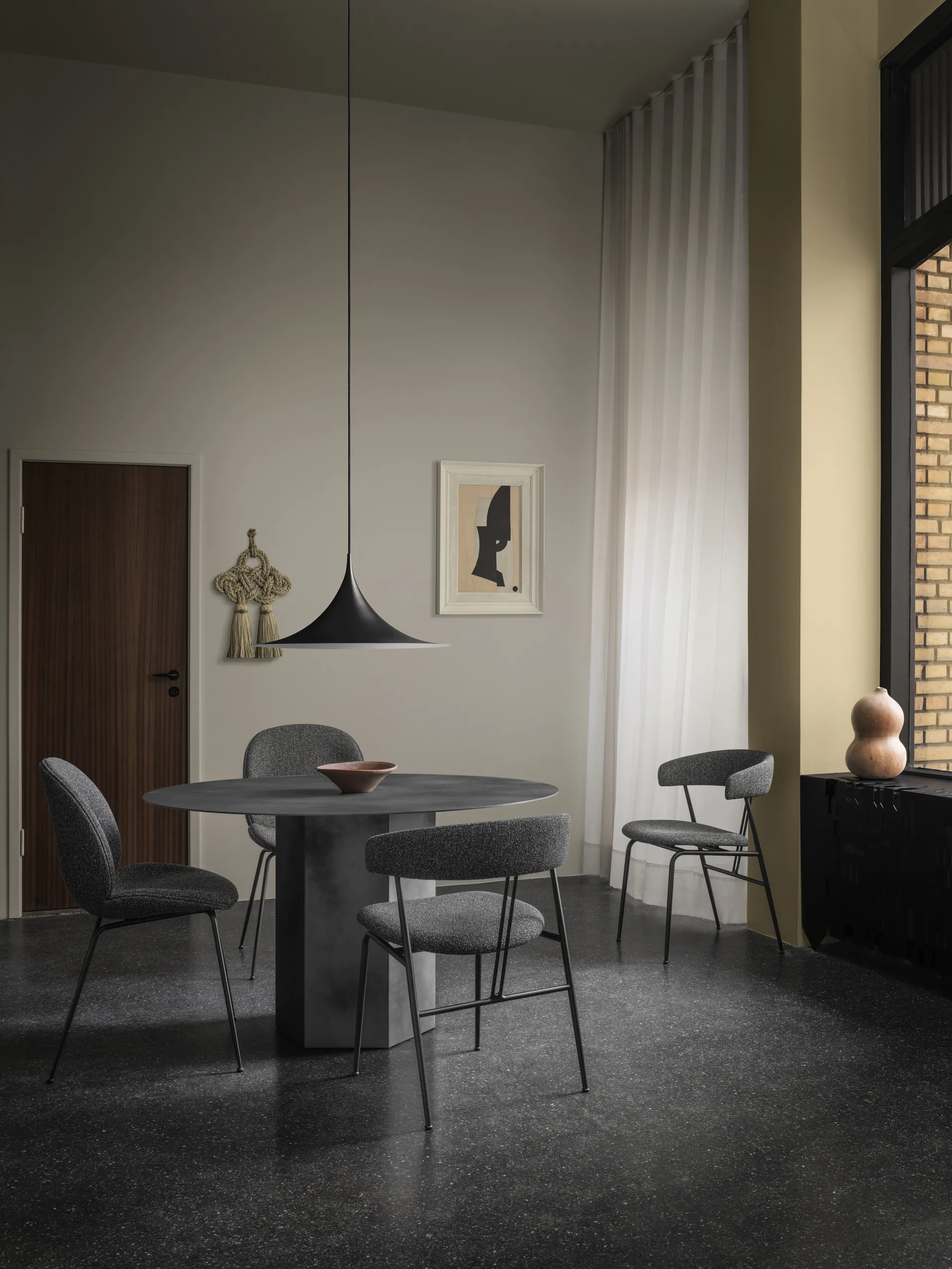 Chaise Violin, Around bouclé 023-black GUBI