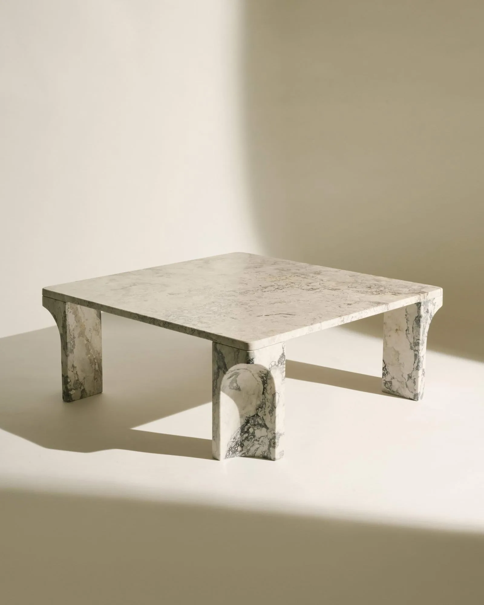 Doric table basse, Gris orage marbre, 80x80 cm GUBI