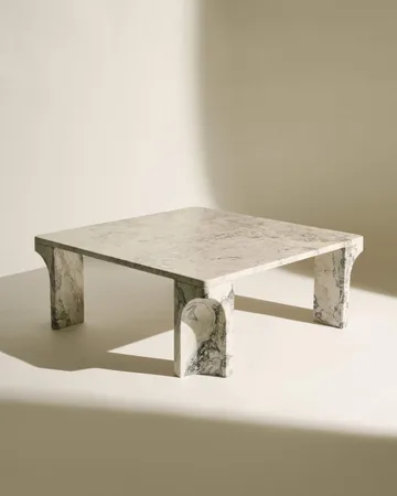 Doric table basse - Gris orage marbre, 80x80 cm - GUBI