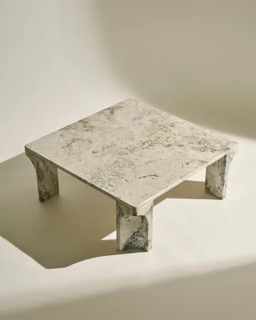 Doric table basse - Gris orage marbre, 80x80 cm - GUBI
