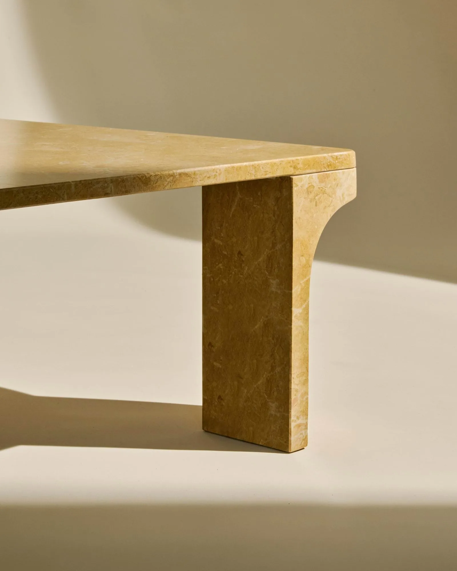 Doric table basse, Honey Amber marbre, 80x80 cm GUBI