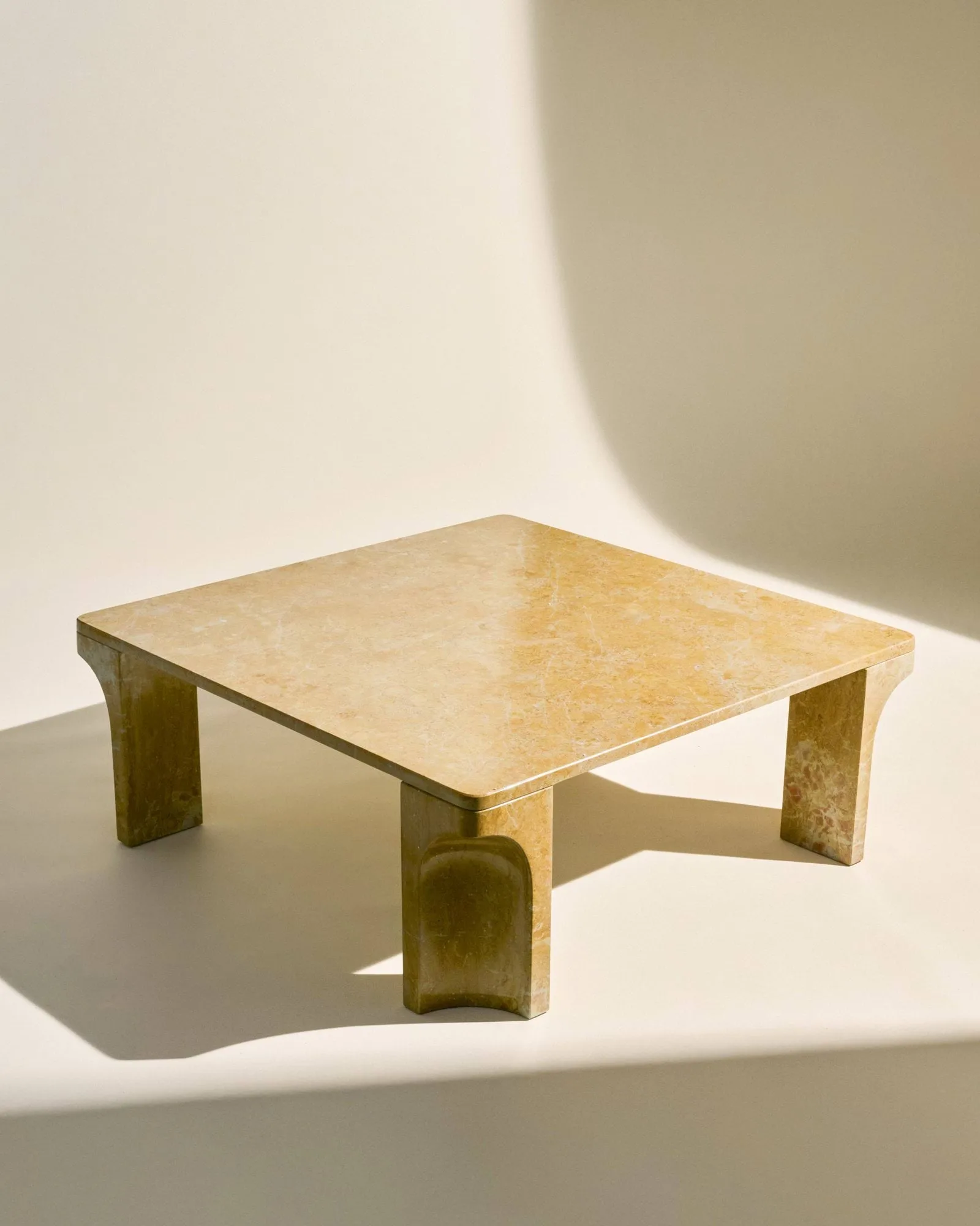 Doric table basse, Honey Amber marbre, 80x80 cm GUBI