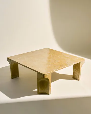 Doric table basse - Honey Amber marbre, 80x80 cm - GUBI