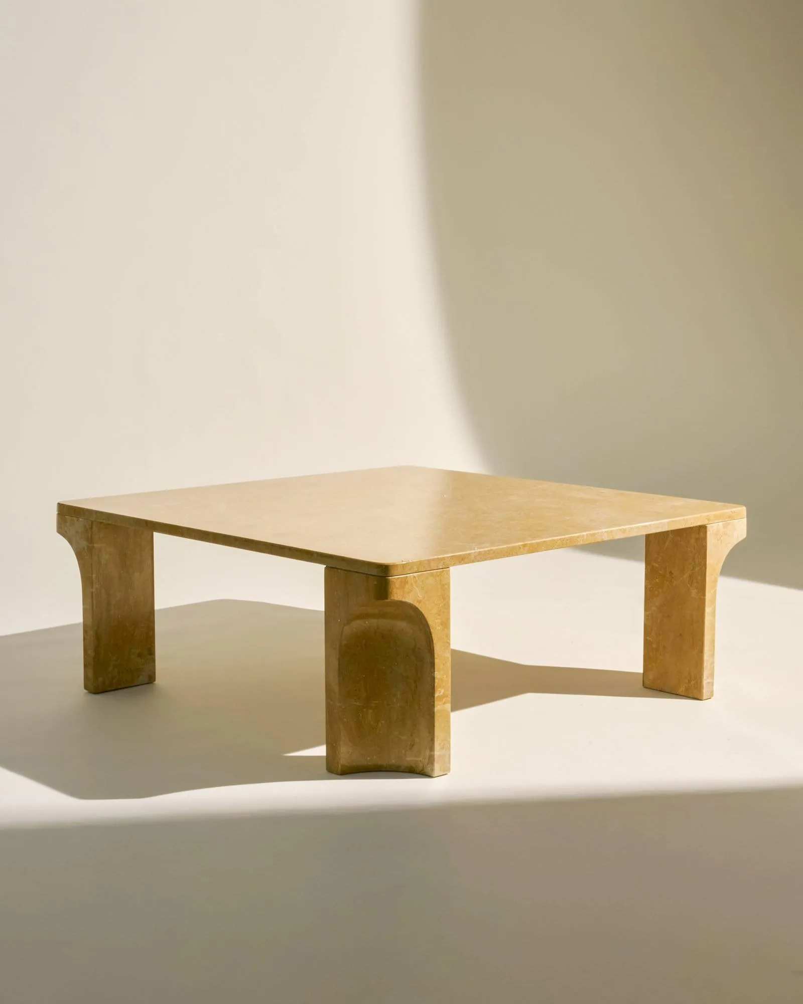 Doric table basse, Honey Amber marbre, 80x80 cm GUBI
