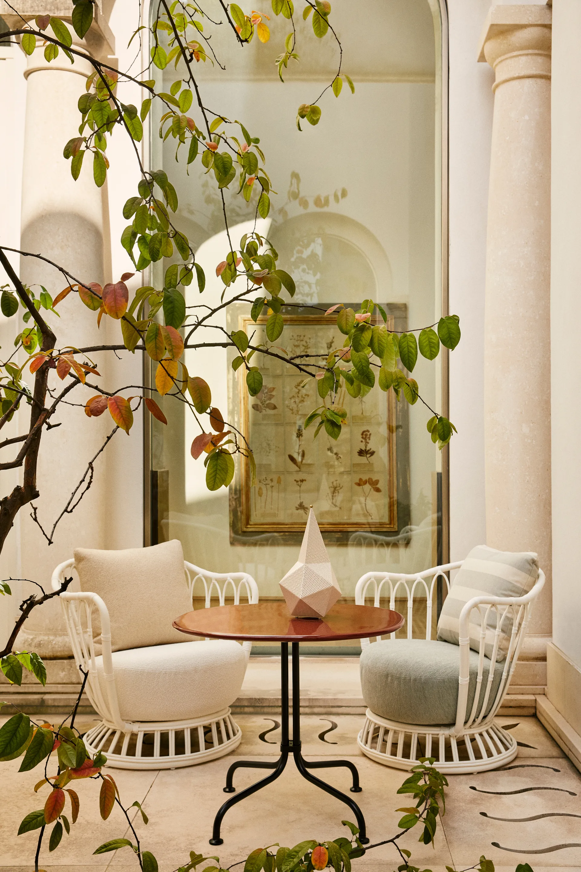 Fauteuil d'extérieur Grace, Leslie Limonta 006-020-alabaster white GUBI