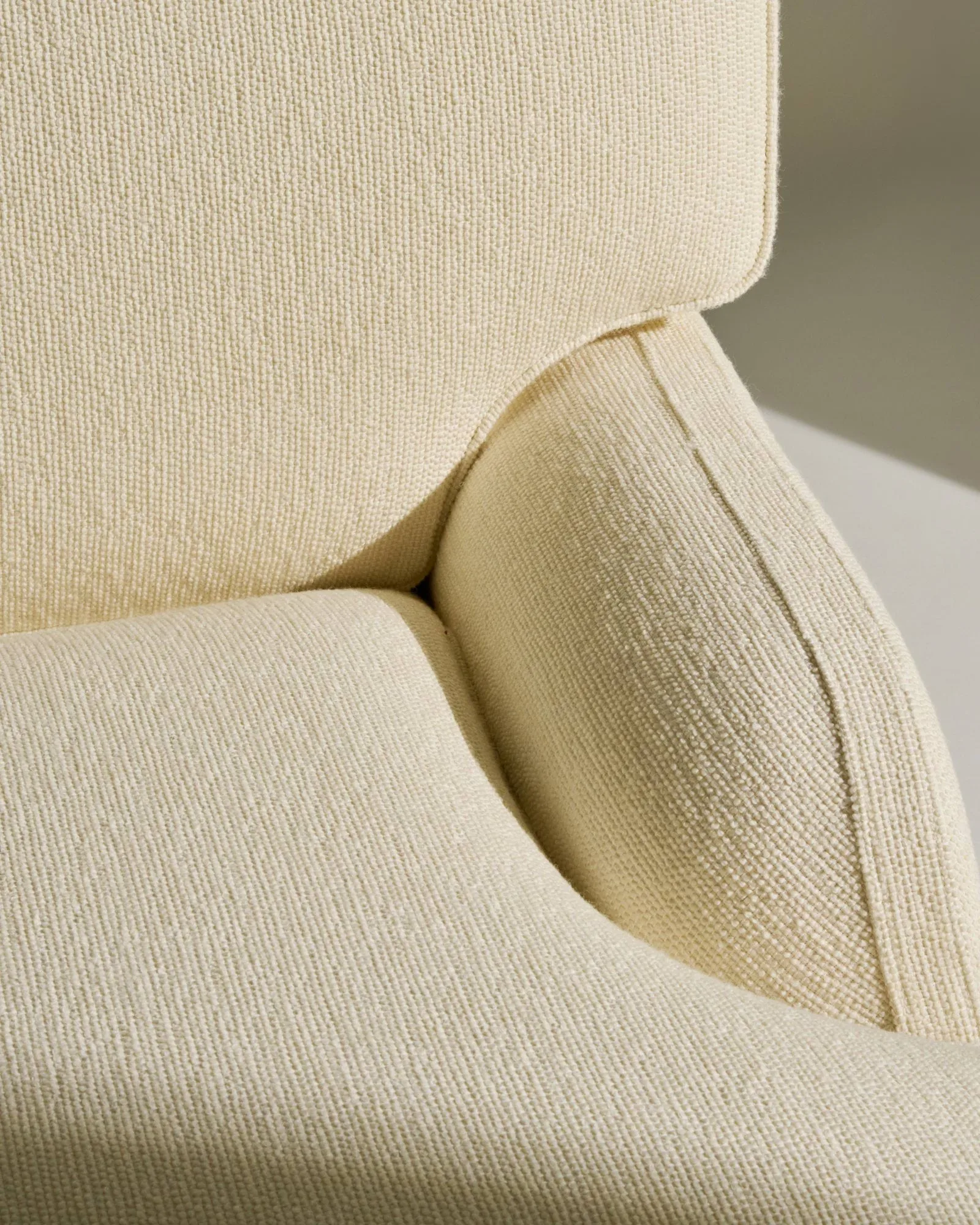 Fauteuil lounge Flaneur, Bouclé 001-noir mat GUBI