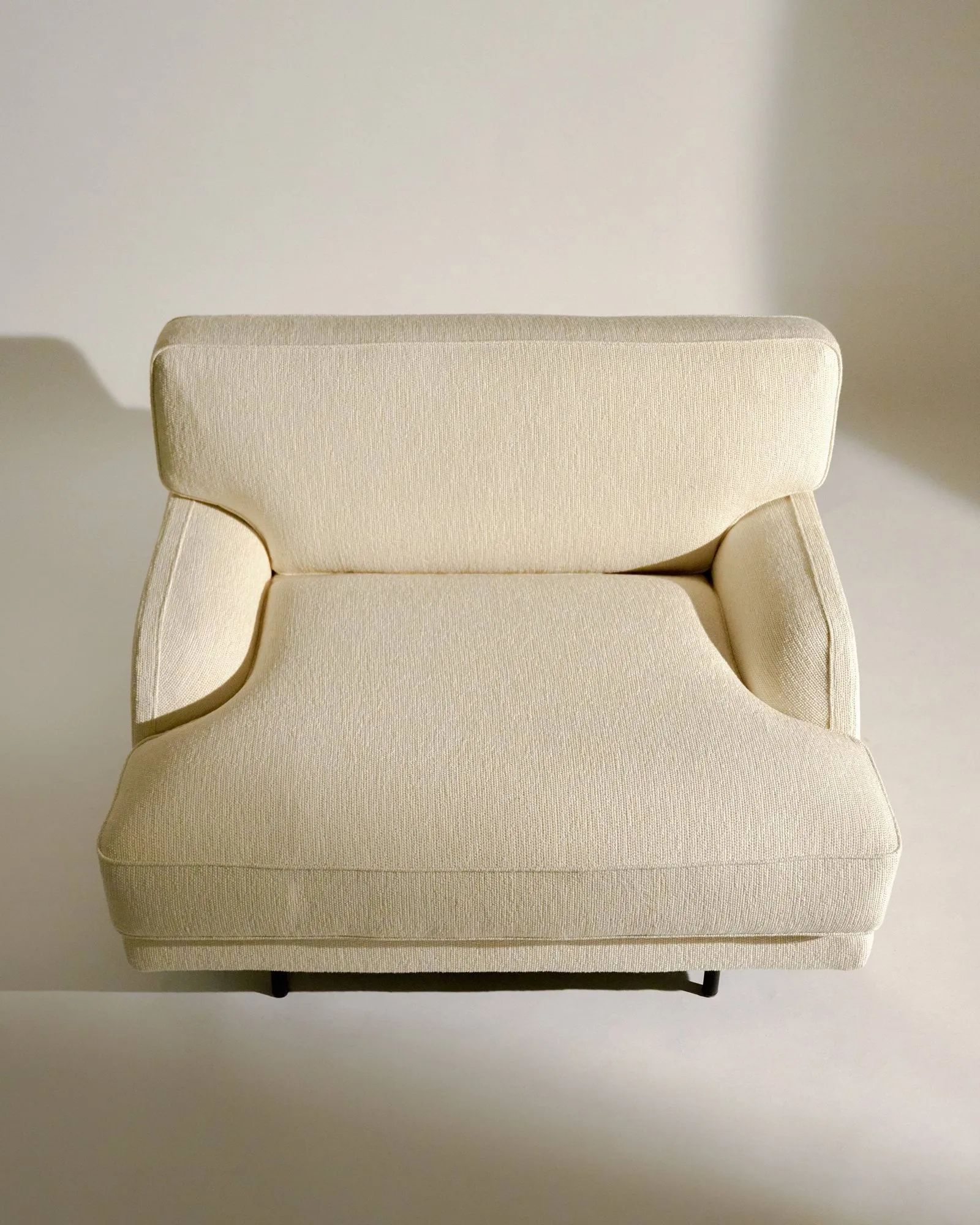 Fauteuil lounge Flaneur, Bouclé 001-noir mat GUBI