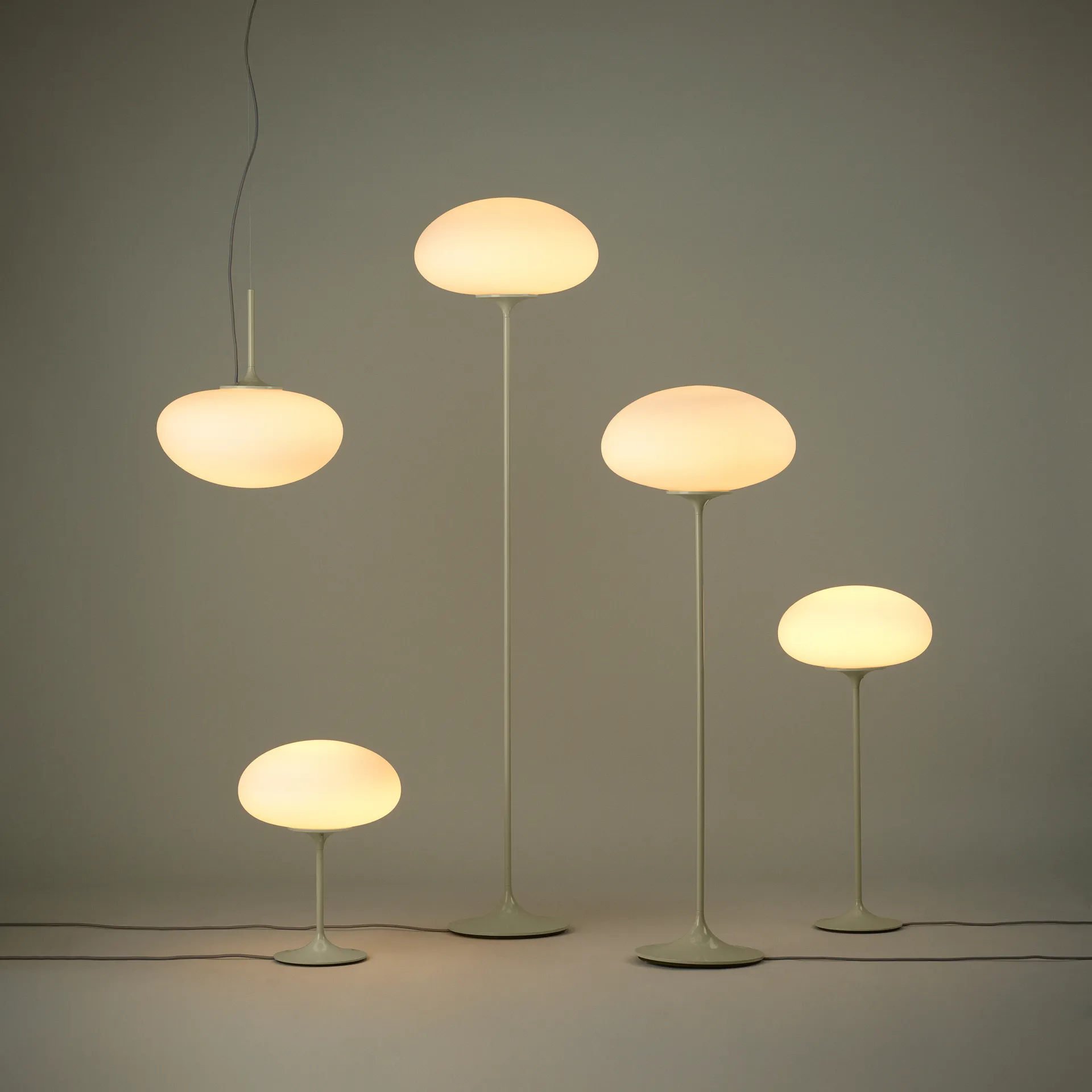 Lampadaire Stemlite 150 cm, Pebble Grey GUBI