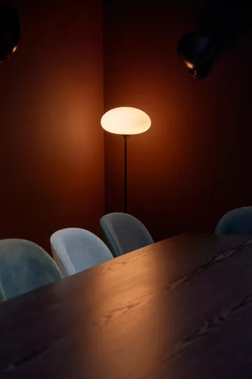 Lampadaire stemlite - Black chrome verre opale 110 cm - GUBI