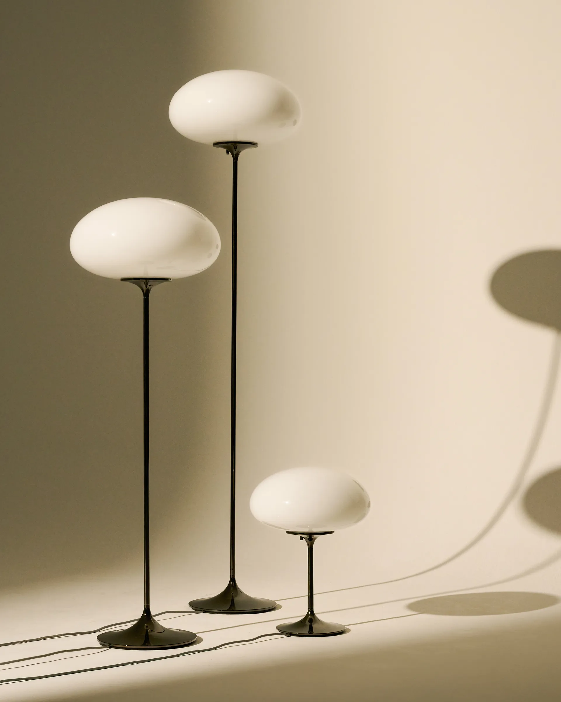 Lampadaire stemlite, Black chrome verre opale 110 cm GUBI