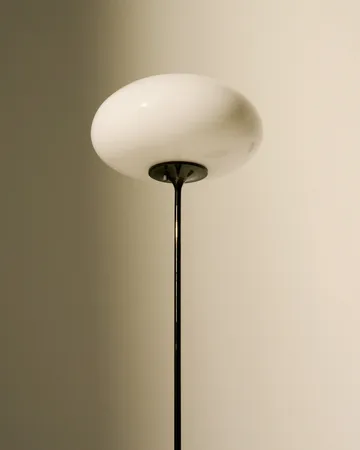 Lampadaire stemlite - Black chrome verre opale 150 cm - GUBI