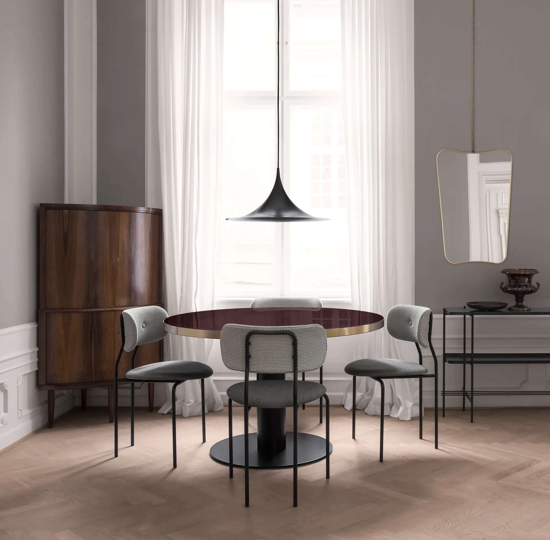 Lampe à suspension Semi Ø 47 cm, Black semi matt GUBI