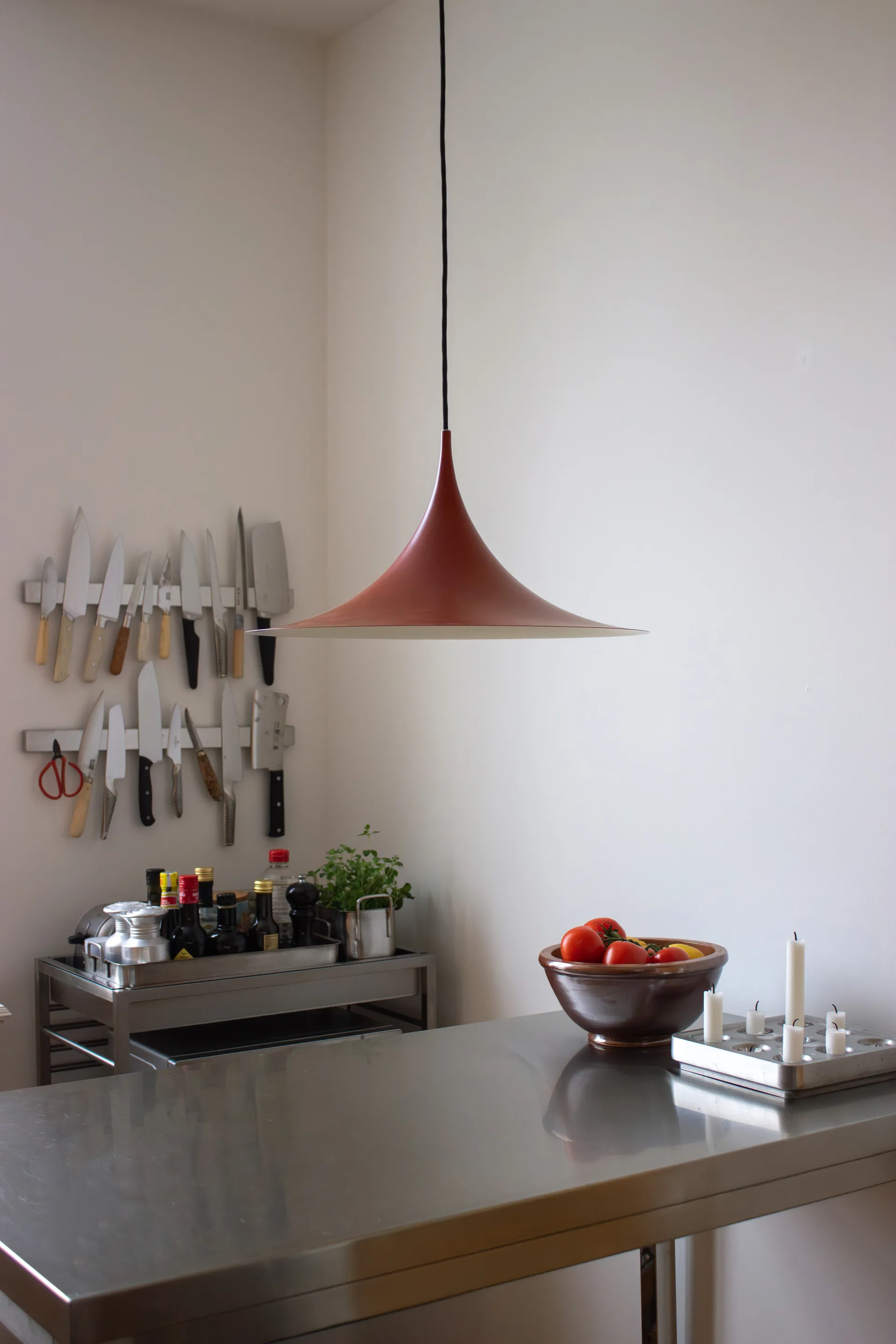 Lampe à suspension Semi Ø 47 cm, Special Edition Auburn Red semi matt GUBI
