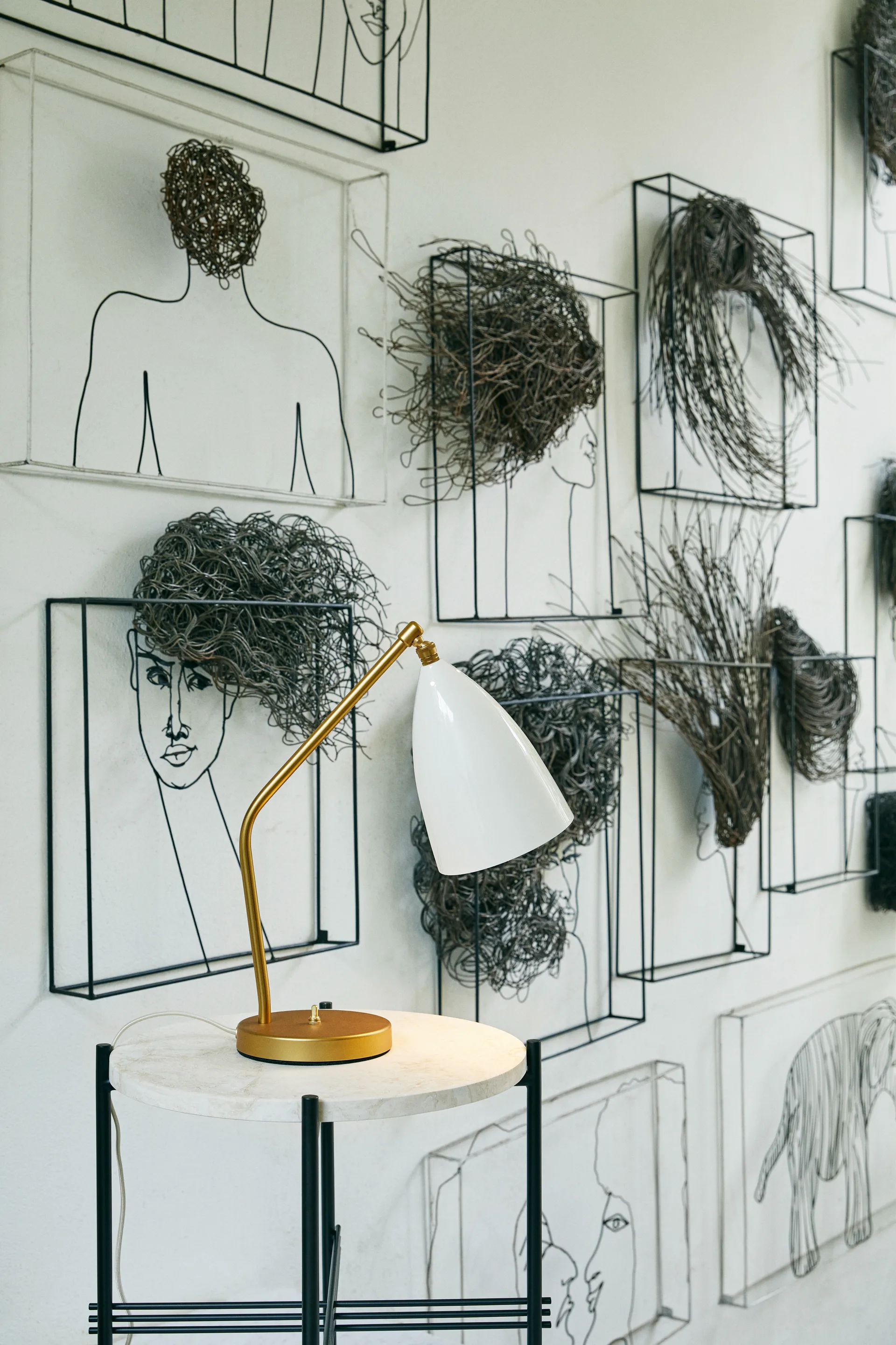 Lampe de table Gräshoppa brillante, Blanc d'albâtre-laiton GUBI