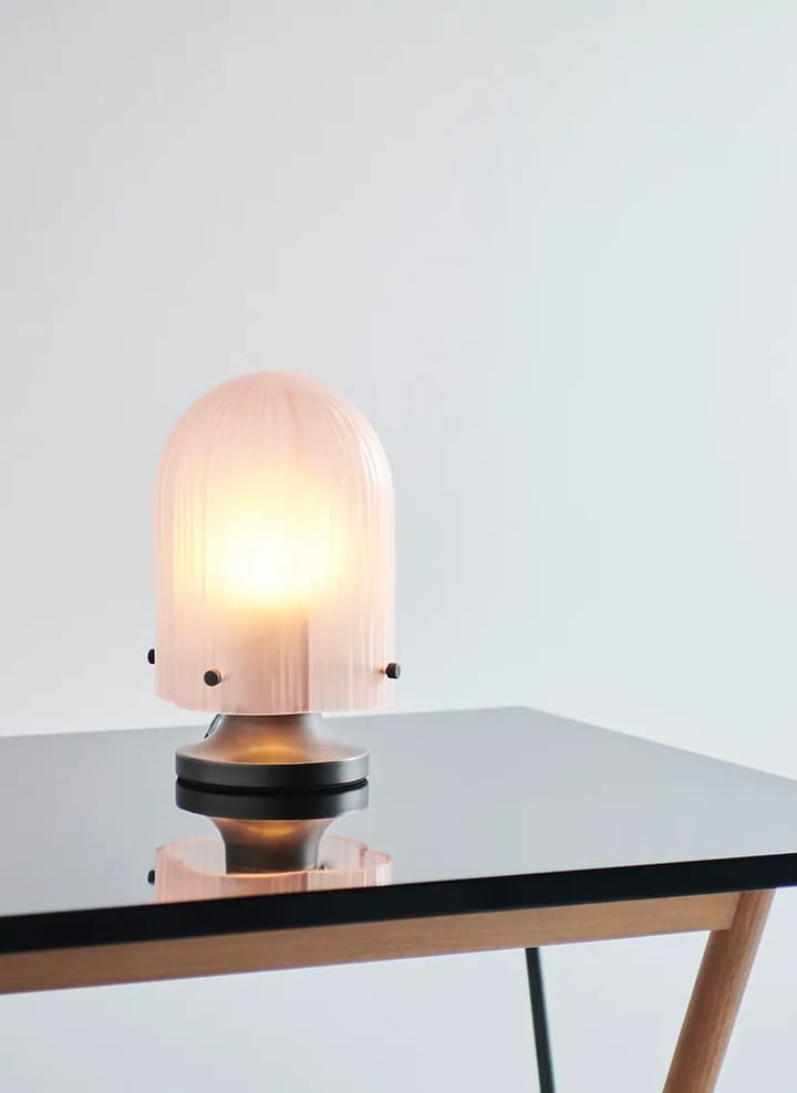 Lampe de table Seine Ø17,2x26,2 cm - Brass-coral - GUBI