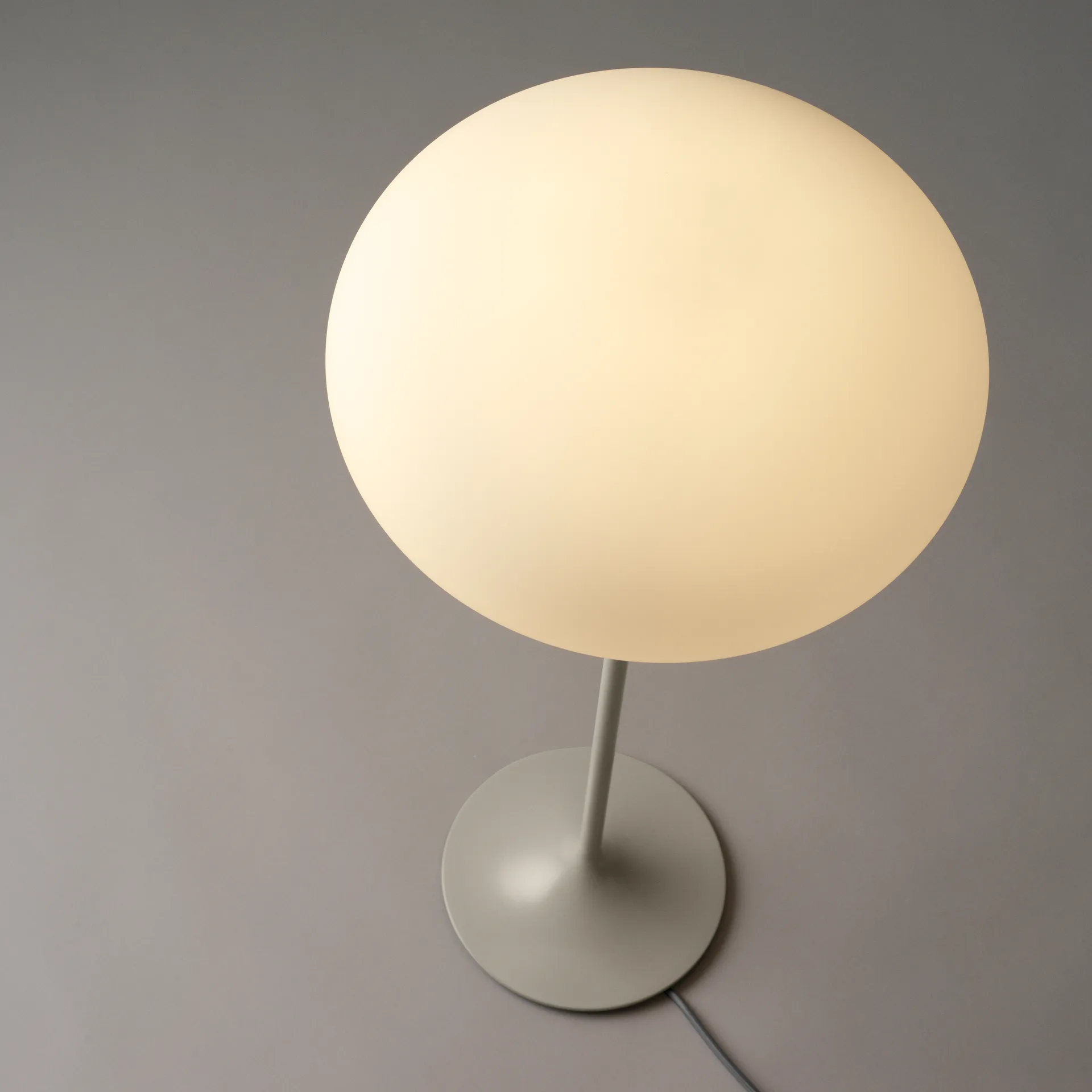 Lampe de table Stemlite 70 cm, Pebble Grey GUBI