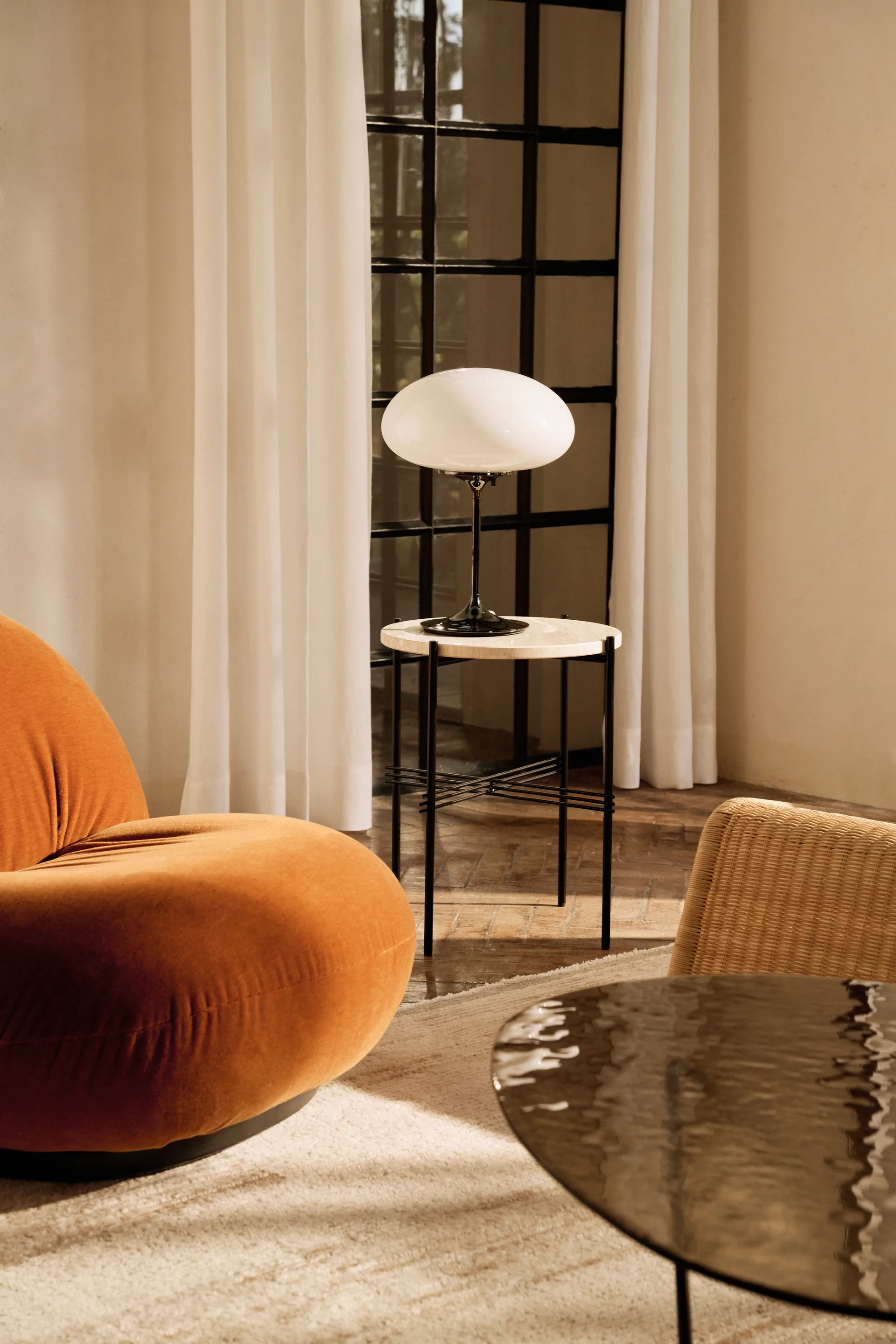 Lampe de table Stemlite, Black chrome verre opale 42 cm GUBI