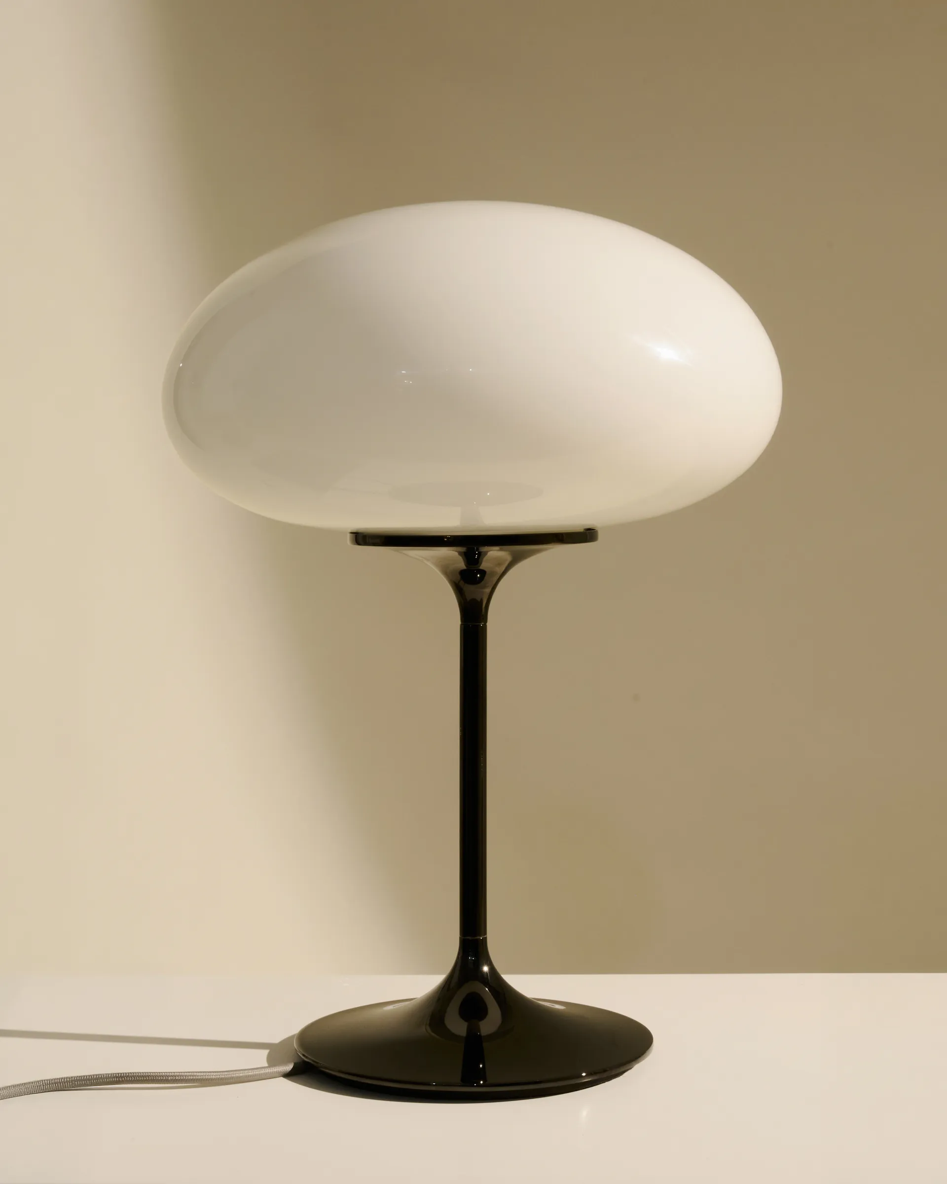 Lampe de table Stemlite, Black chrome verre opale 42 cm GUBI