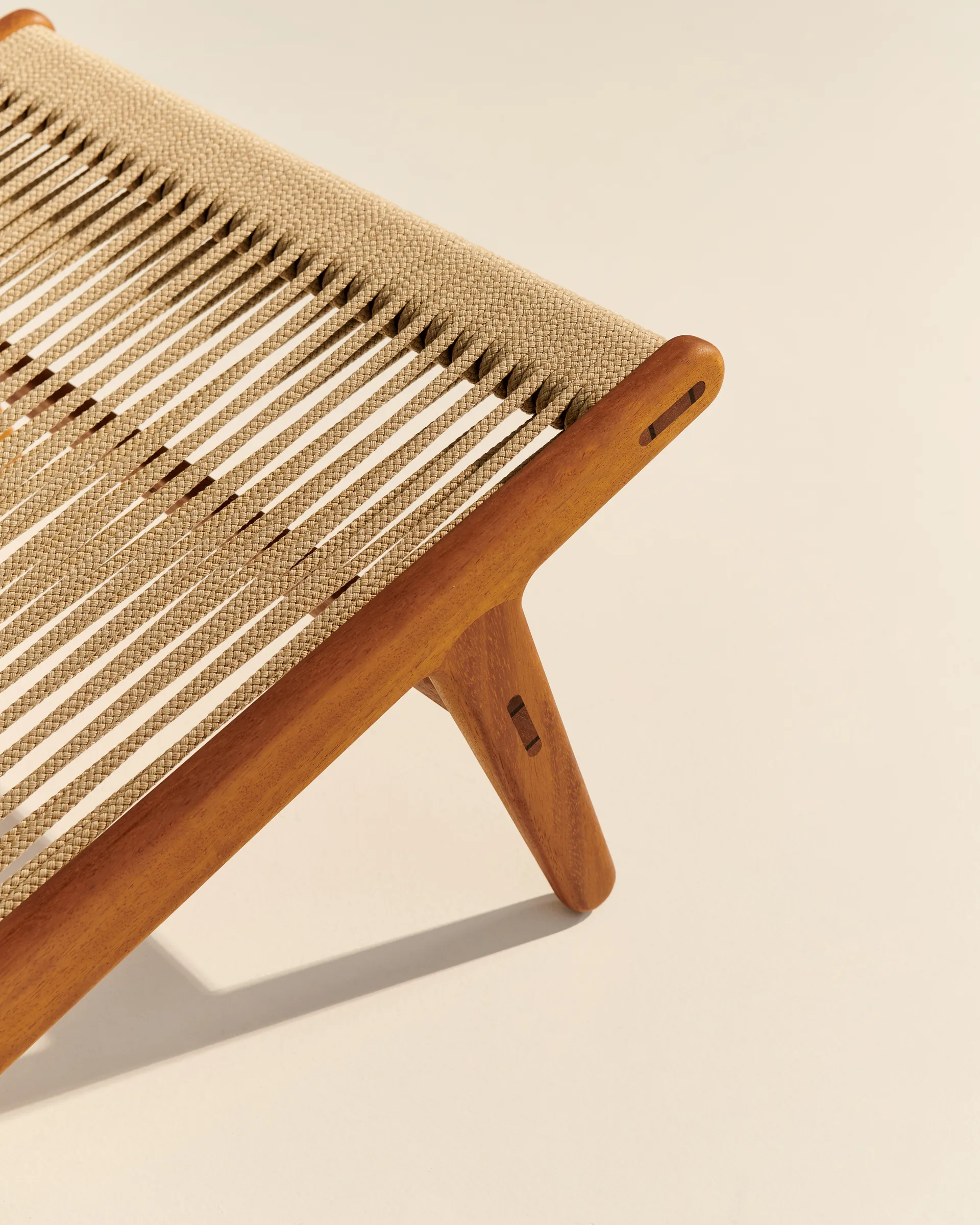 MR01 Initial outdoor lounge chair, Bois d'iroko huilé GUBI