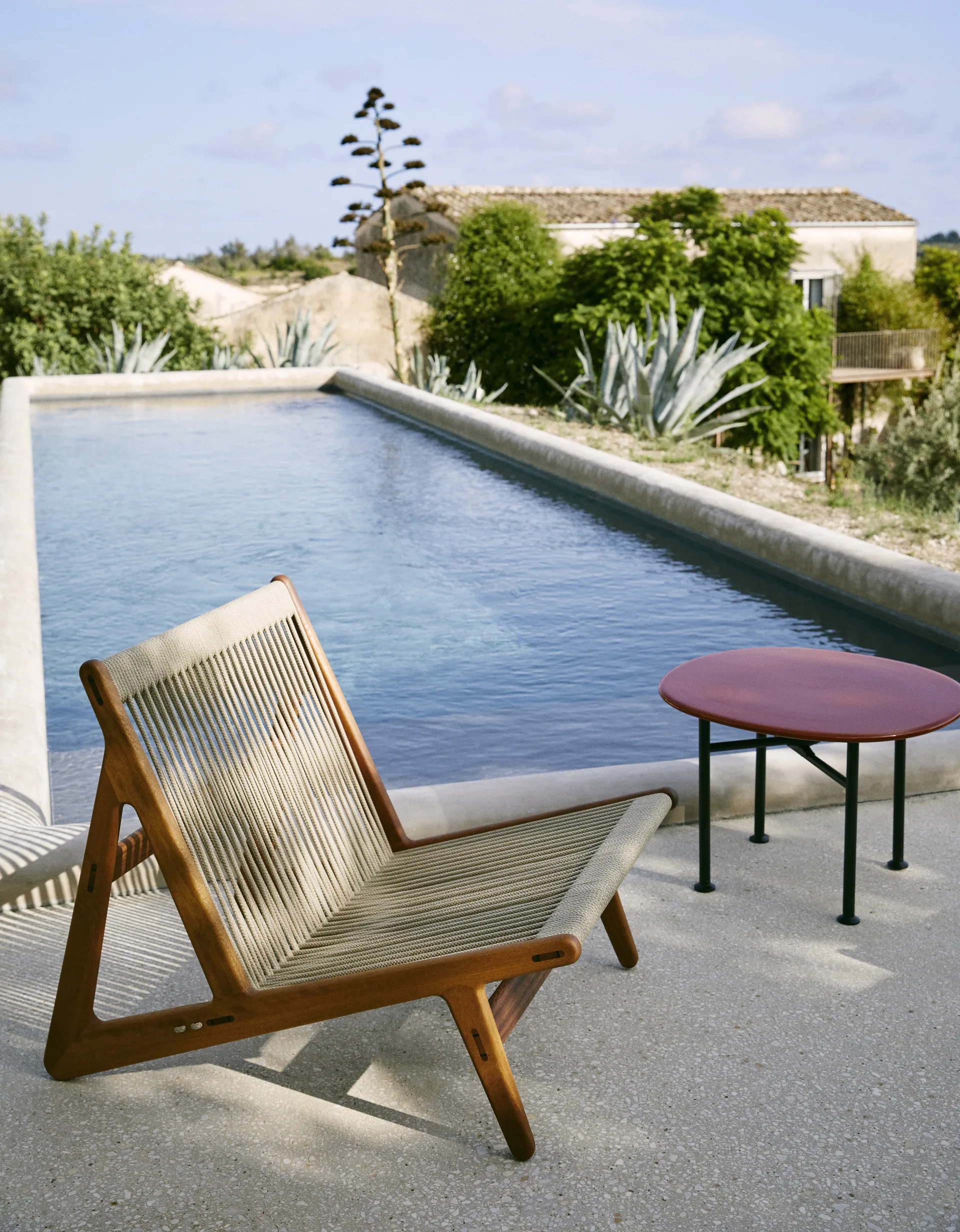 MR01 Initial outdoor lounge chair, Bois d'iroko huilé GUBI