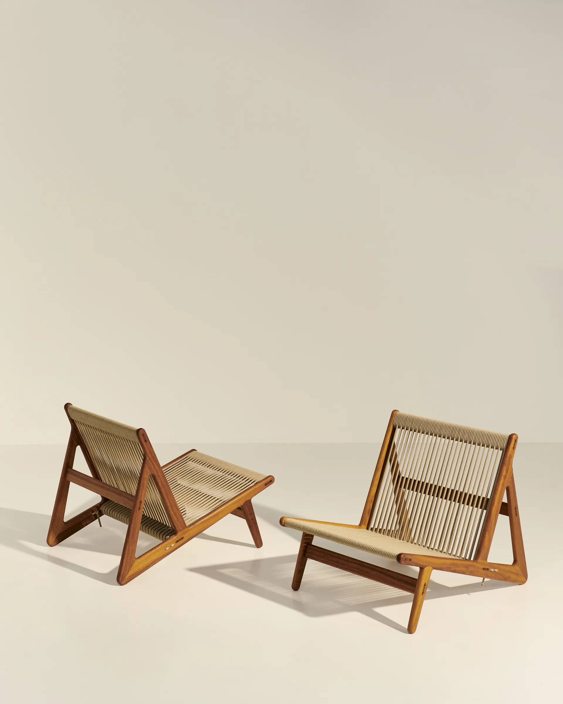 MR01 Initial outdoor lounge chair, Bois d'iroko huilé GUBI