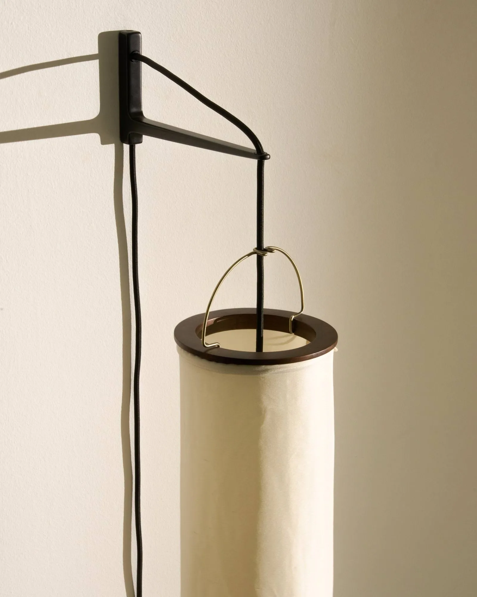 Silk Lantern applique murale, Blanc naturel silk-semi matt noir GUBI