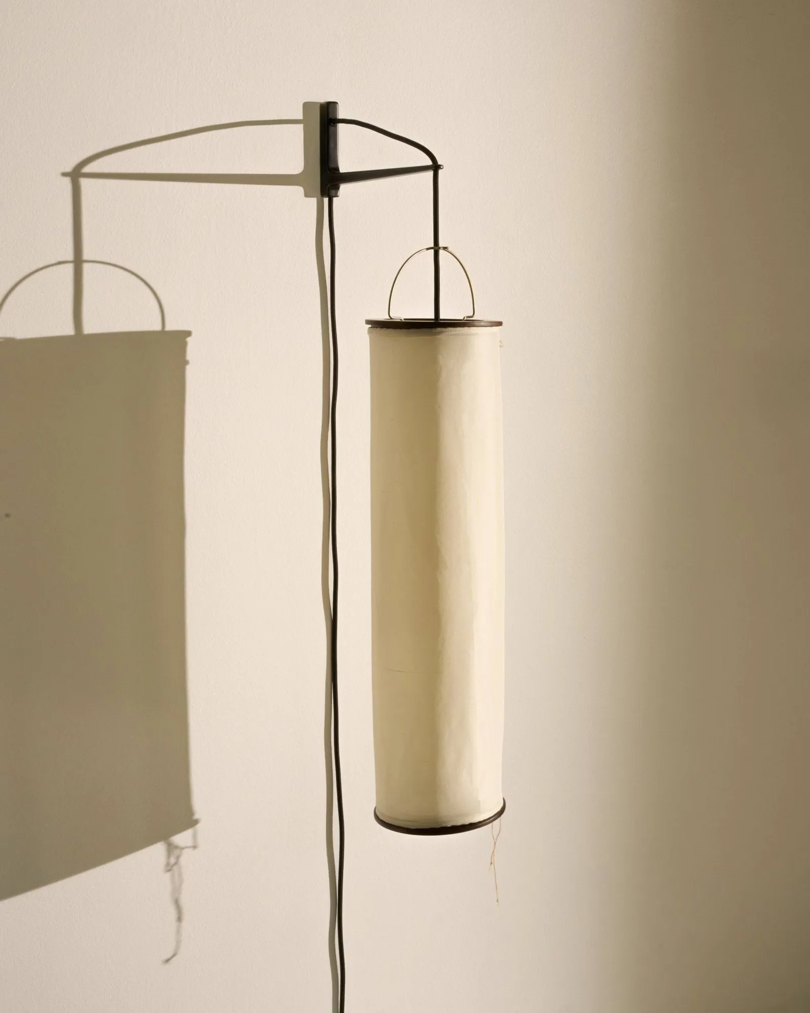 Silk Lantern applique murale, Blanc naturel silk-semi matt noir GUBI