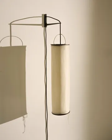 Silk Lantern applique murale - Blanc naturel silk-semi matt noir - GUBI
