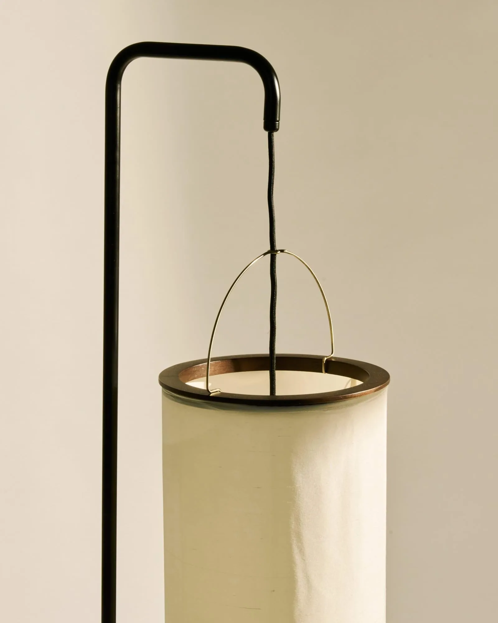 Silk Lantern lampadaire, Blanc naturel soie-semi matt noir, 163 cm GUBI