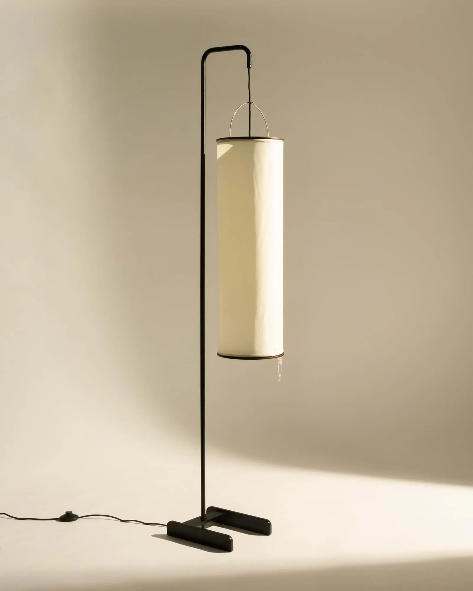 Silk Lantern lampadaire, Blanc naturel soie-semi matt noir, 163 cm GUBI