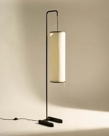 Silk Lantern lampadaire - Blanc naturel soie-semi matt noir, 163 cm - GUBI