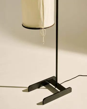 Silk Lantern lampadaire - Blanc naturel soie-semi matt noir, 163 cm - GUBI