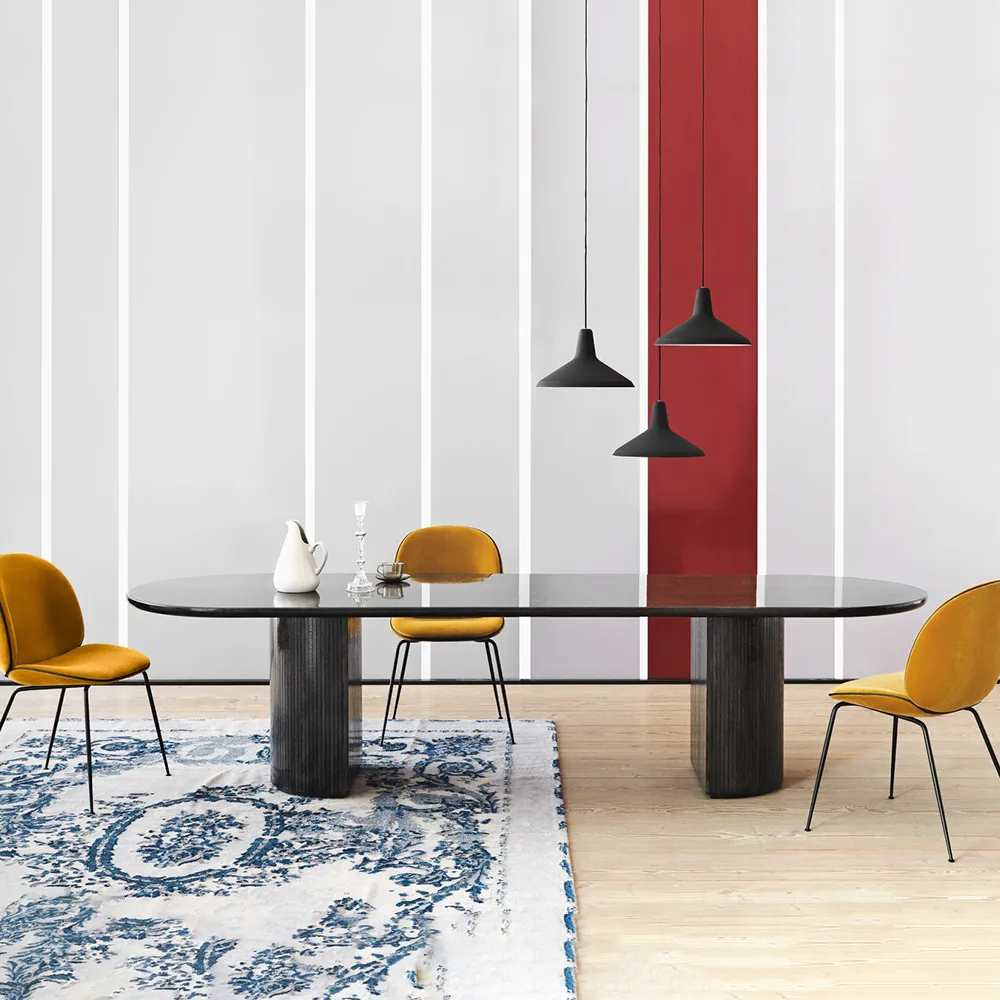 Table à manger Moon ellipse, oak brown/black stained GUBI