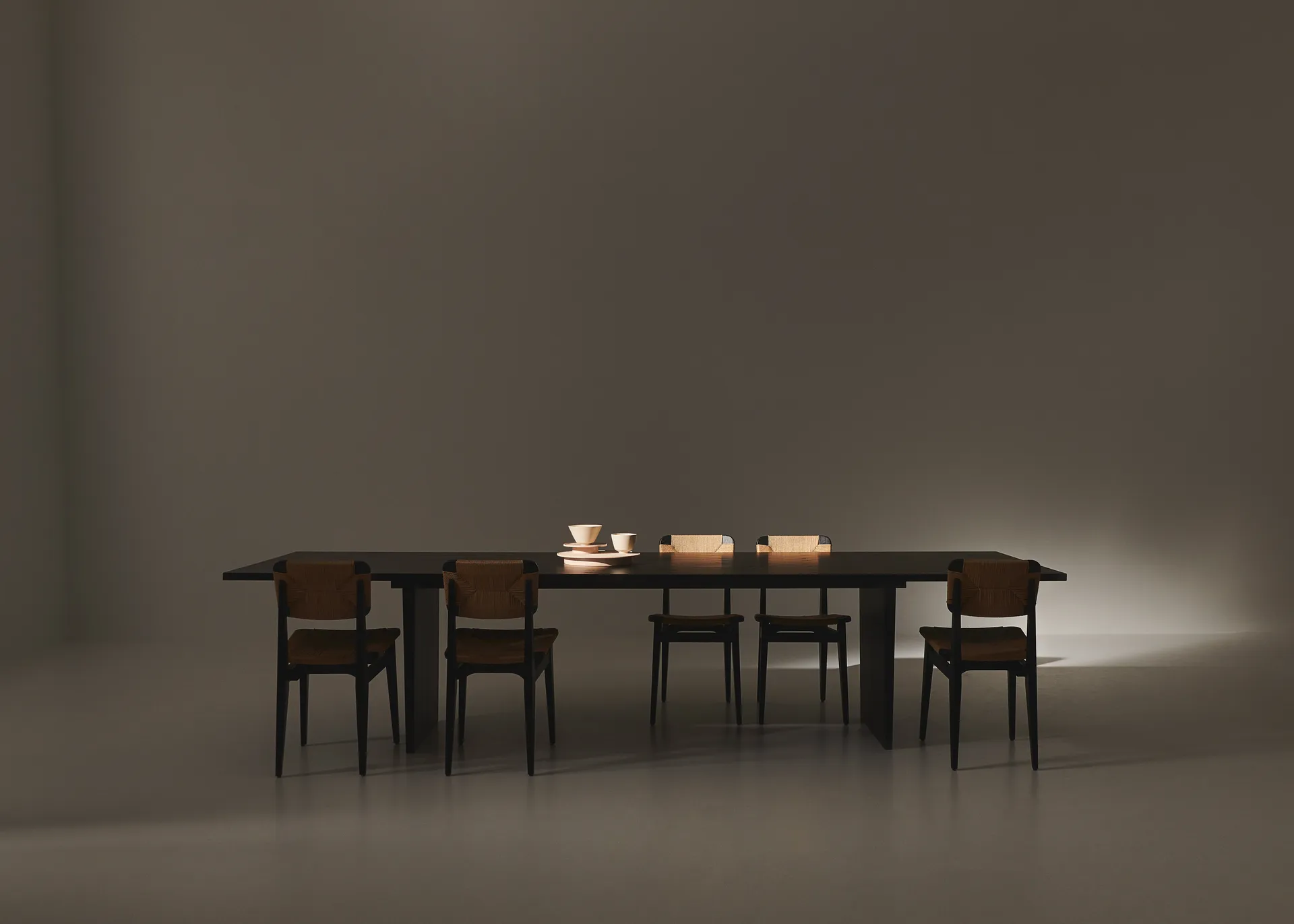 Table à manger Private 100x320 cm, Marron-chêne teinté noir GUBI