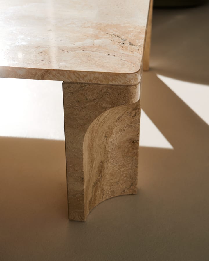 Table basse Doric 80x80 cm - Blanc neutre-travertin - GUBI