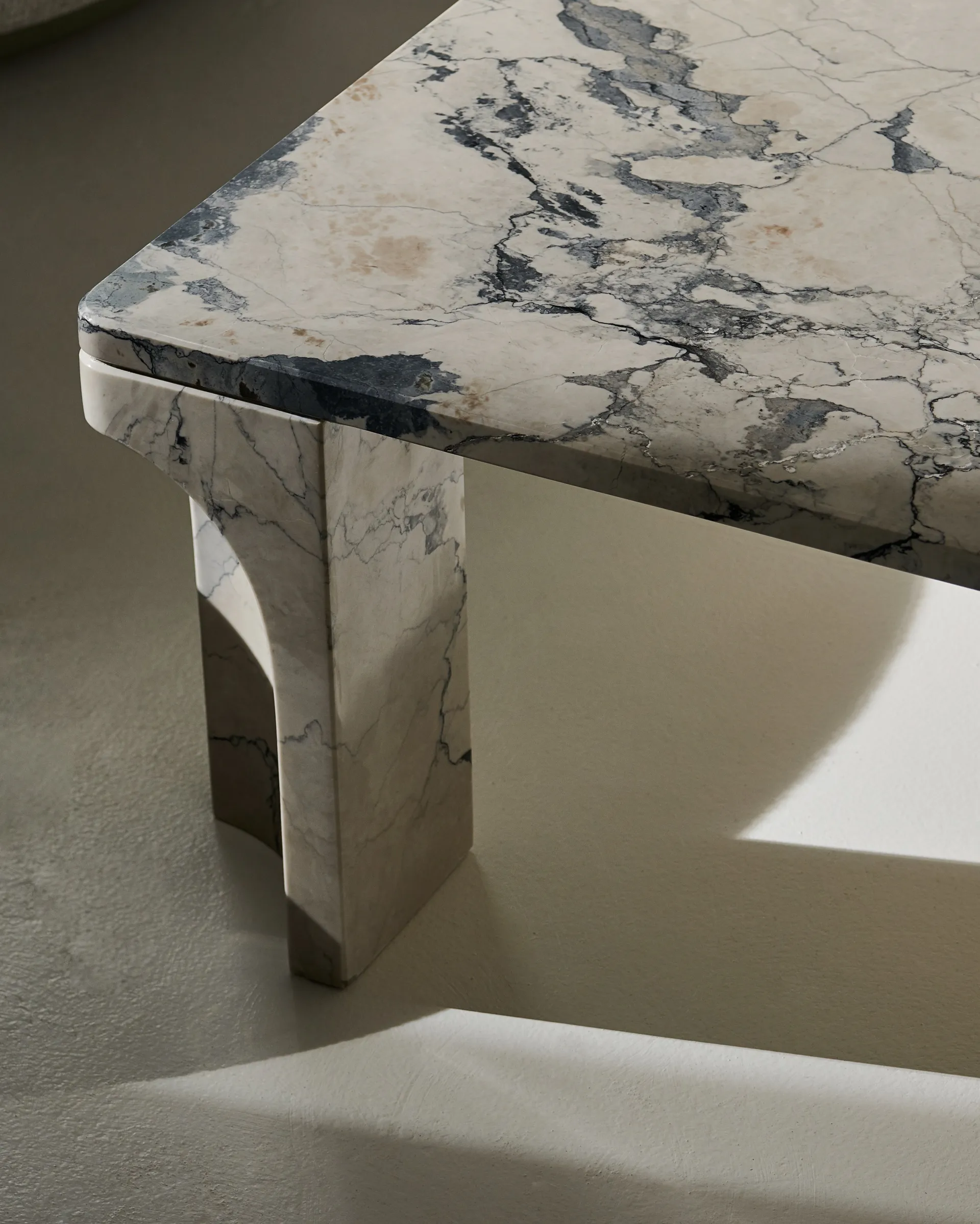 Table basse Doric 80x80 cm, Gris électrique GUBI