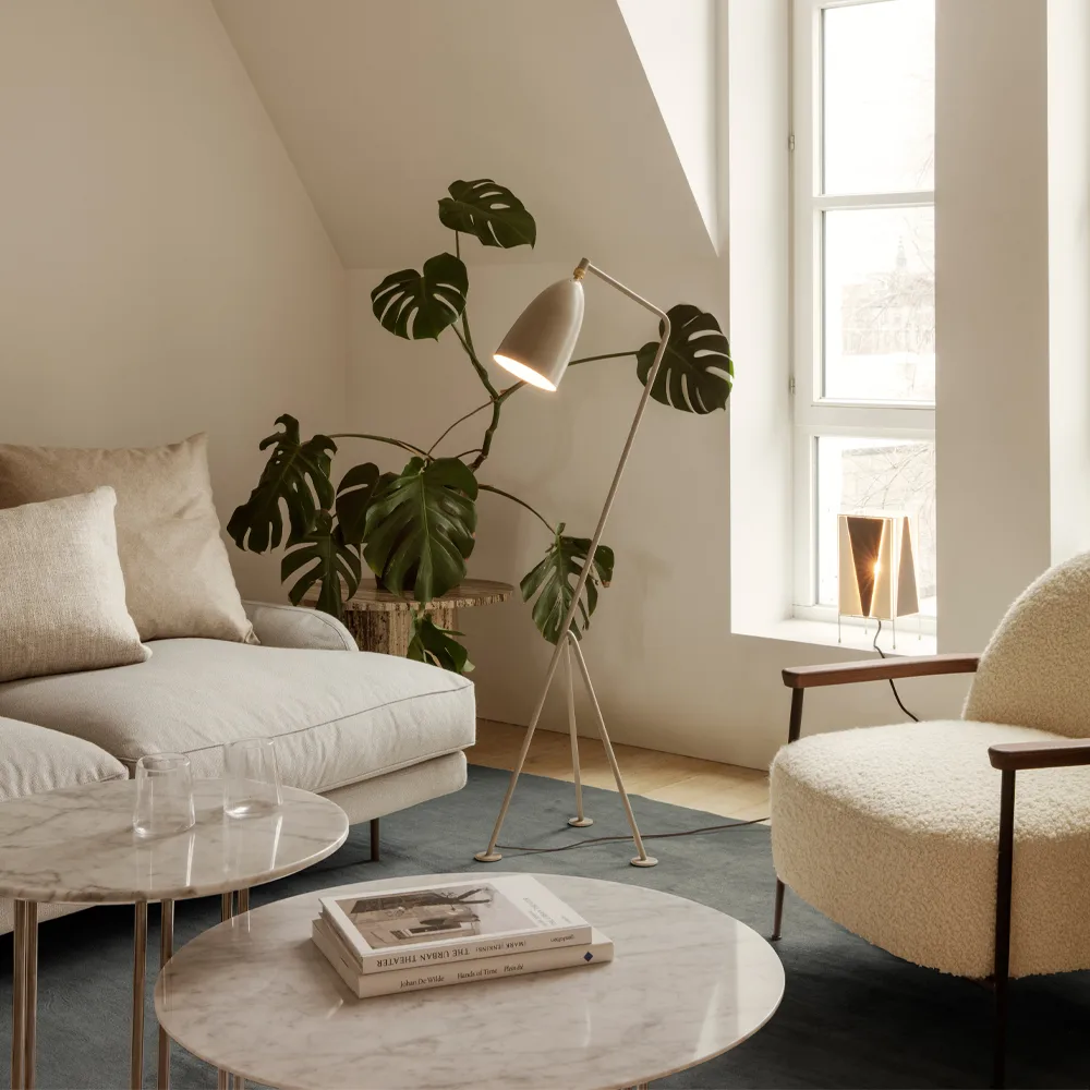 Table basse IOI, White carrara marble-ø70-chrome GUBI