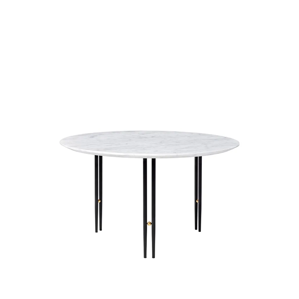 Table basse IOI, white carrara marble, ø70, structure noire GUBI