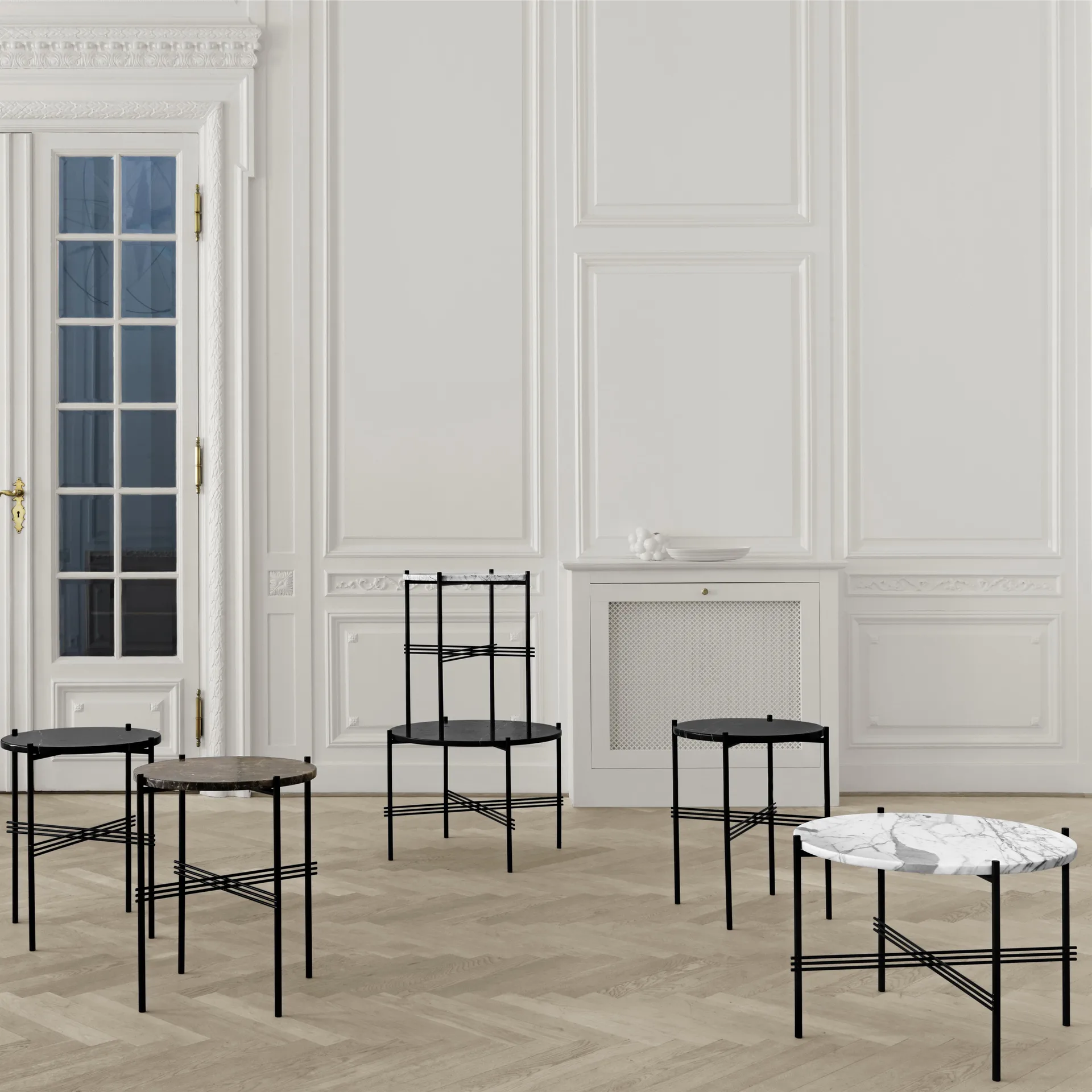 Table basse TS pieds en laiton Ø55 cm, marbre noir GUBI