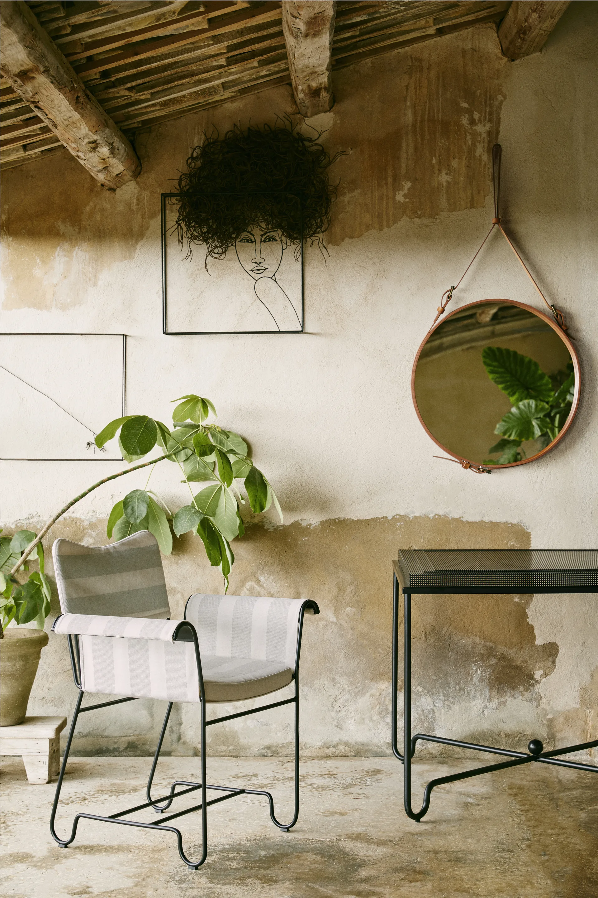 Table Tropique 90x90x75 cm, Classic black GUBI