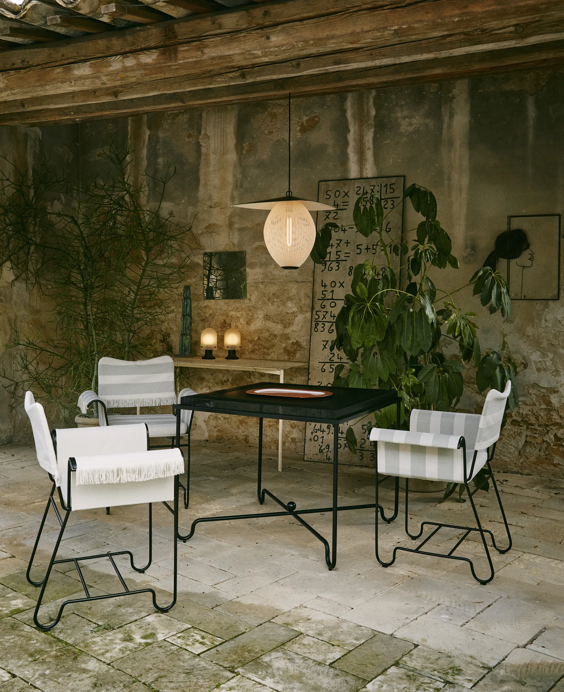 Table Tropique 90x90x75 cm, Classic black GUBI